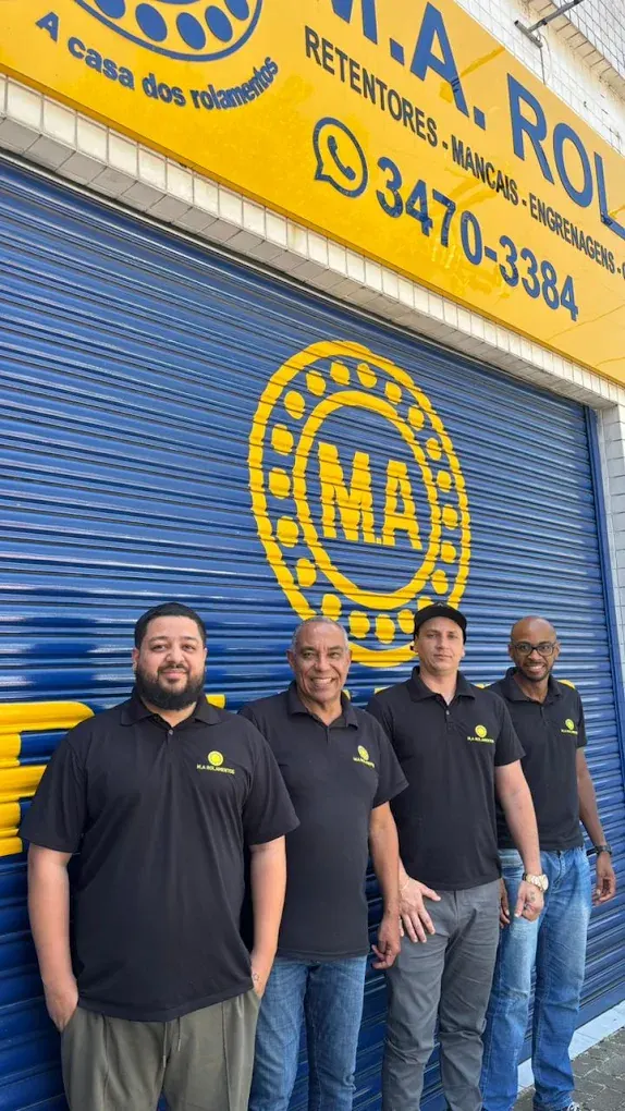 Equipe da M.A. Rolamentos em frente à loja de Cachoeirinha
