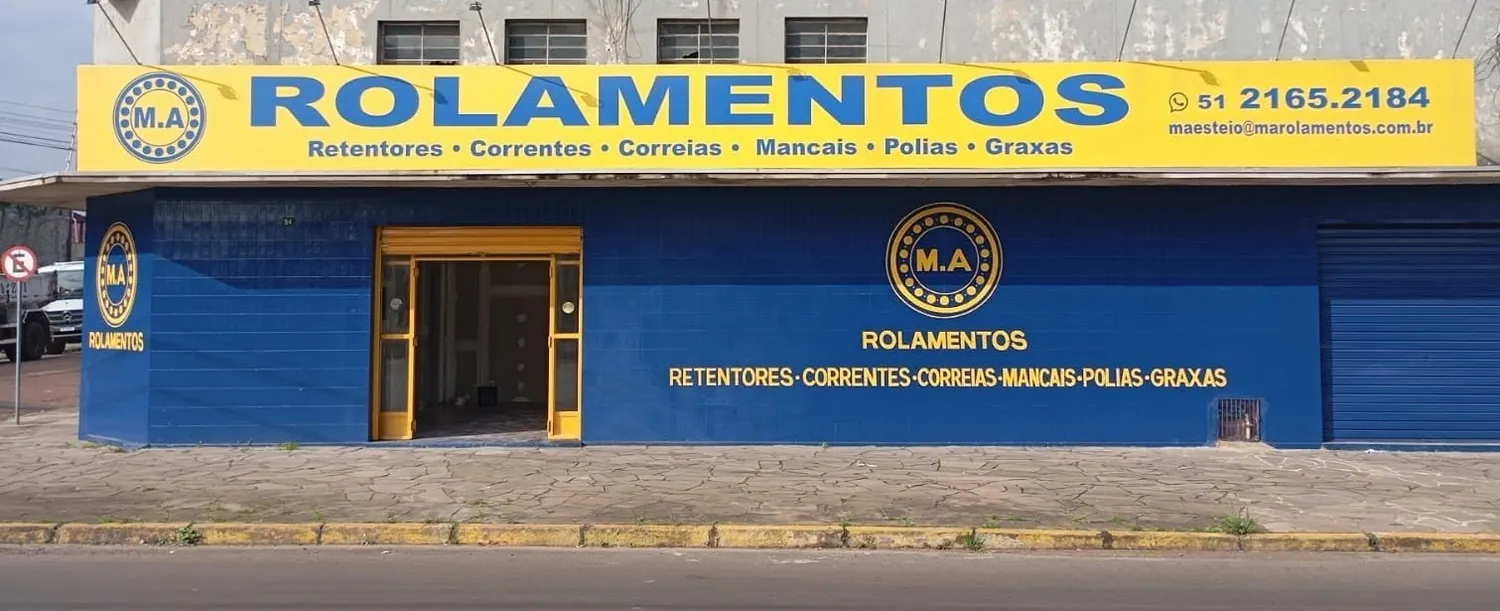 Fachada panorâmica da loja M.A. Rolamentos em Esteio, com o letreiro amarelo sobre a parede azul